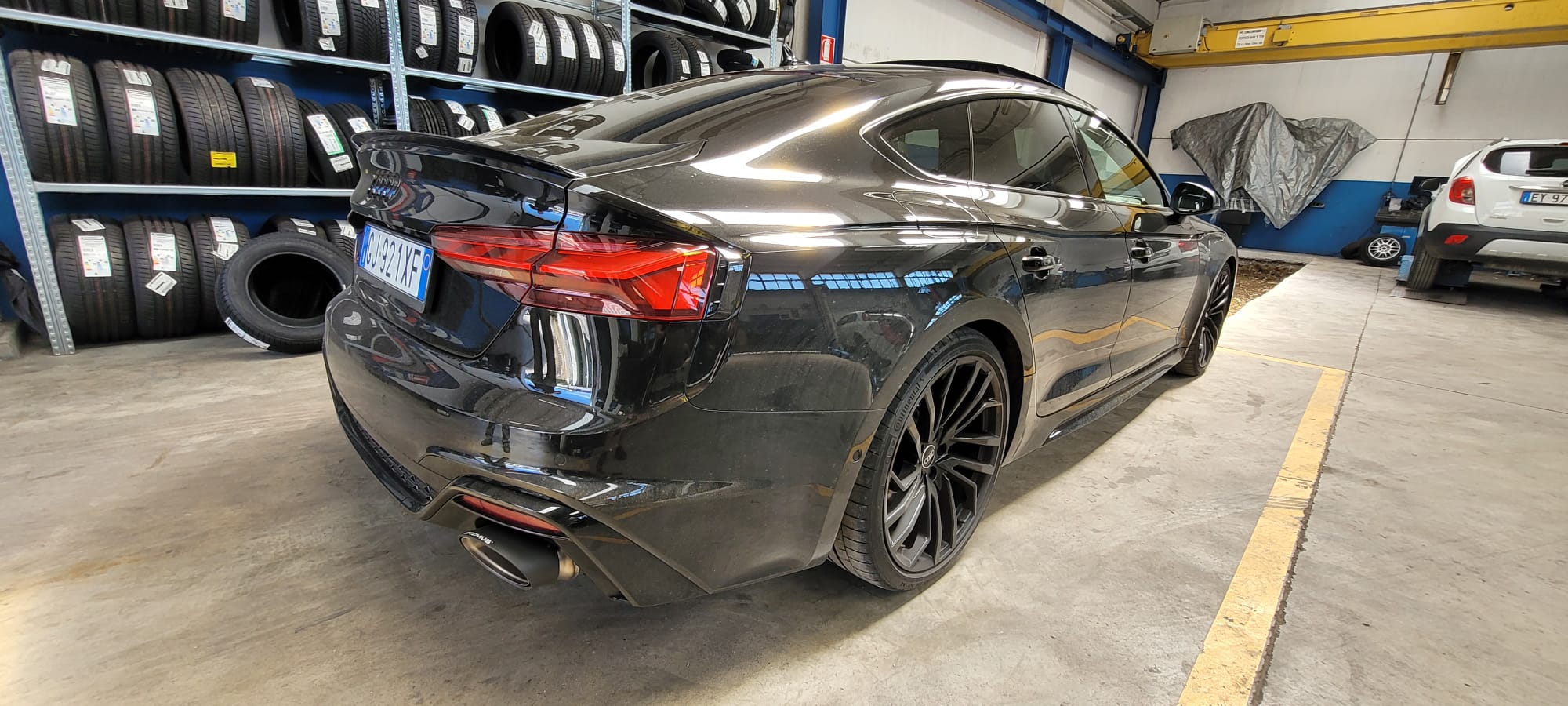 BMW nera nell’area pneumatici