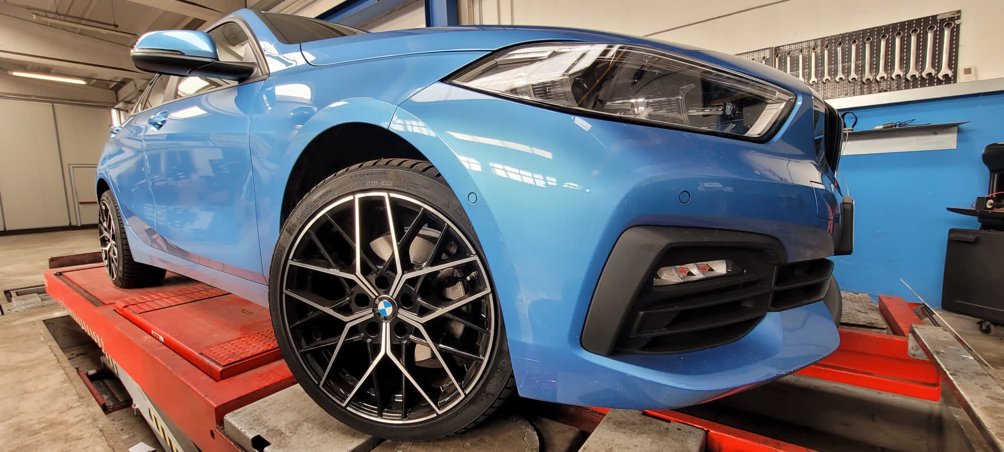 BMW azzurra sul ponte dell’officina