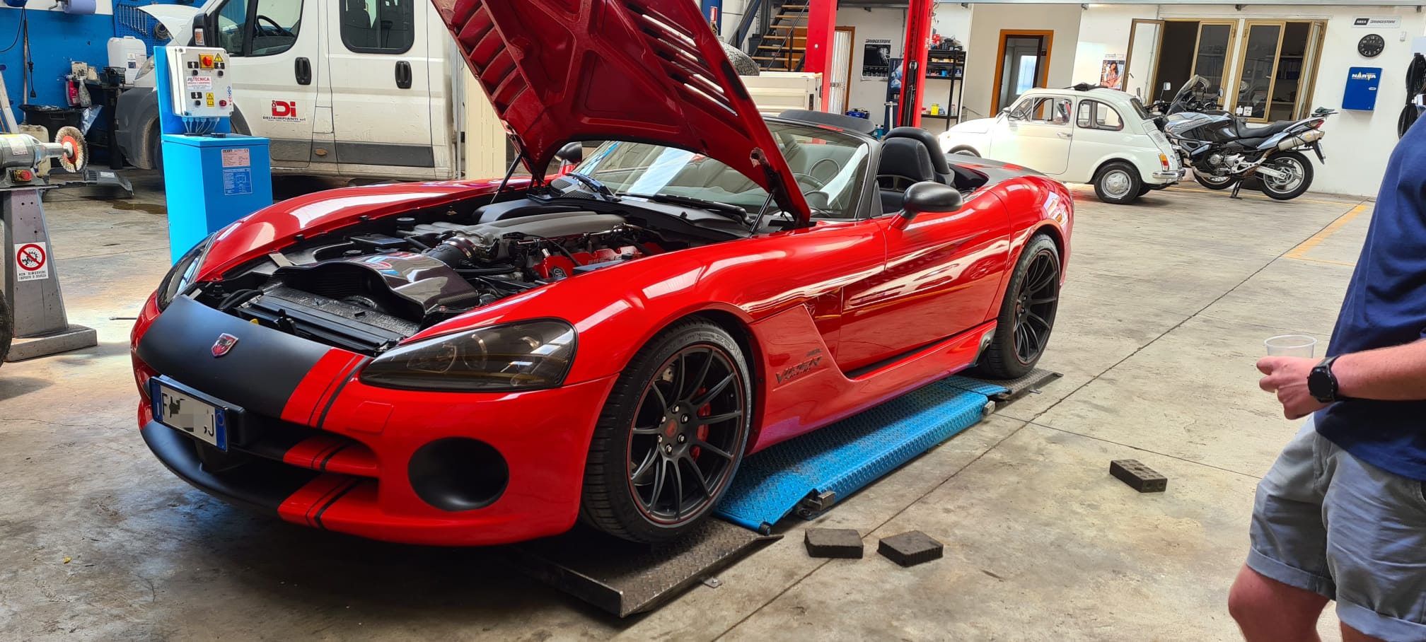 Auto sportiva rossa durante la manutenzione